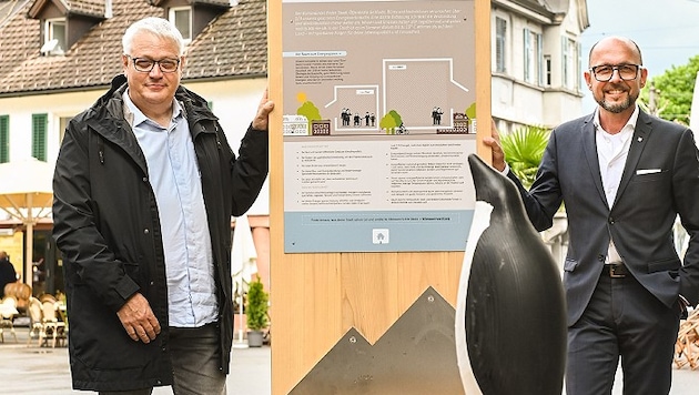 Stadtrat Heribert Hehle (l.) und Bürgermeister Michael Ritsch: Die Info-Stationen sollen über die Themen Stadtklima, Mobilität, Gebäude und Artenvielfalt informieren. (Bild: Udo Mittelberger)