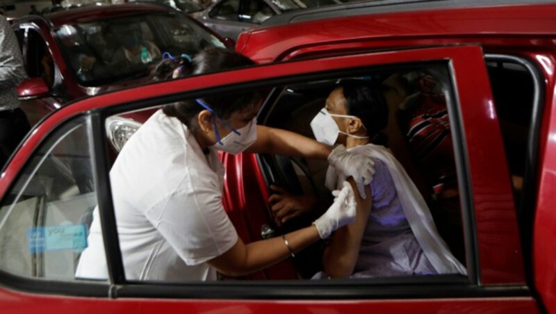 In der indischen Metropole Mumbai wird auch im Drive-in geimpft. (Bild: Associated Press)