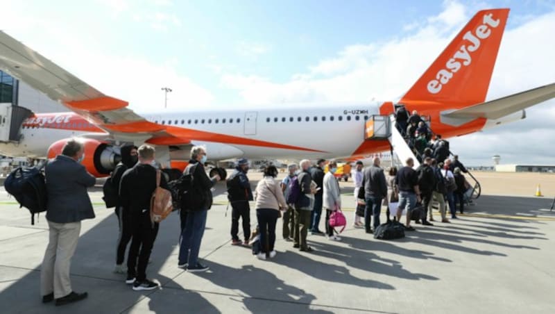 Britische Touristen am Montag bei ihrer Abreise vom Gatwick-Flughafen in London nach Portugal. (Bild: AP)