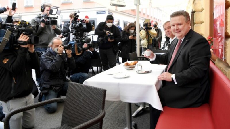 Auch beim Bürgermeister-Besuch im Café Frauenhuber war das mediale Interesse sehr groß. Ludwig ließ sich den Kaffee mit WKW-Chef Walter Ruck schmecken. (Bild: APA/ROLAND SCHLAGER)