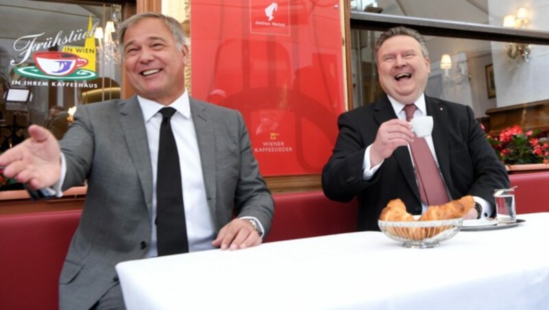 Bürgermeister Michael Ludwig (SPÖ/r.) und WKW-Präsident Walter Ruck am Mittwoch beim Besuch im Café Frauenhuber in Wien. (Bild: APA/ROLAND SCHLAGER)