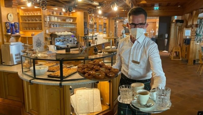 Zahlreiche Gäste genossen Kaffee und Kuchen im Gipfelhaus am Magdalensberg. (Bild: Clara Milena Steiner)