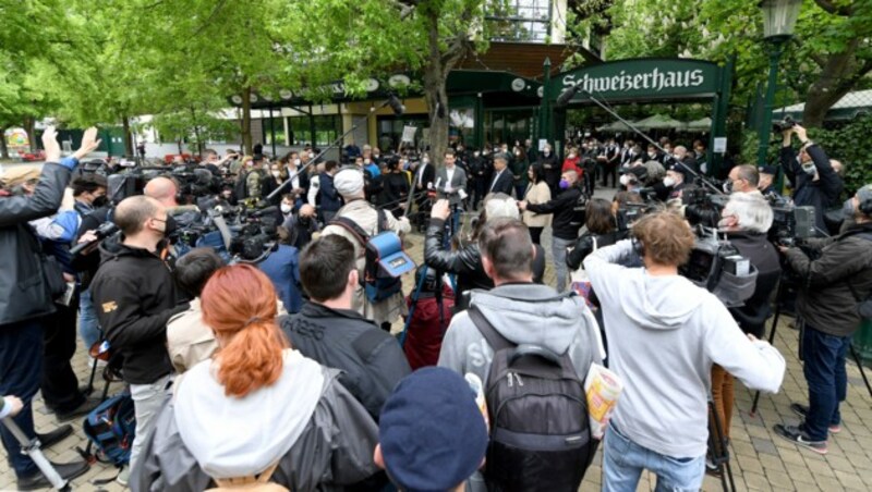 Der Medienandrang war beim Besuch der Regierungsspitze im Prater enorm. (Bild: APA/HELMUT FOHRINGER)