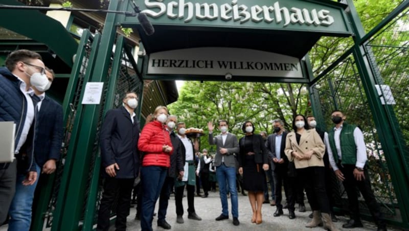 Bundeskanzler Sebastian Kurz (ÖVP), Landwirtschaftsministerin Elisabeth Köstinger (ÖVP), Vizekanzler Werner Kogler (Grüne) und Staatssekretärin Andrea Mayer (Grüne) beim Schweizerhaus-Besuch. (Bild: APA/HELMUT FOHRINGER)