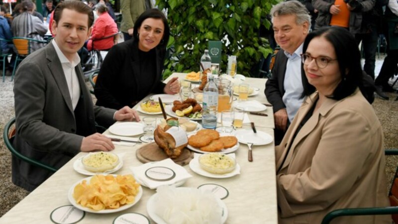 Bundeskanzler Sebastian Kurz (ÖVP), Landwirtschaftsministerin Elisabeth Köstinger (ÖVP), Vizekanzler Werner Kogler (Grüne) und Staatssekretärin Andrea Mayer (Grüne) beim Mittagessen im Schweizerhaus. (Bild: APA/HELMUT FOHRINGER)