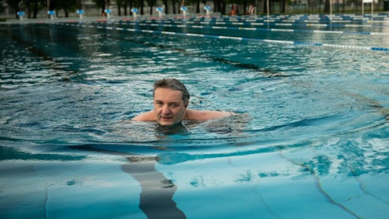 Der Wiener Sportstadtrat Peter Hacker (SPÖ) drehte am Mittwoch eine Runde im neuen 50-Meter-Becken des Wiener Stadionbads. (Bild: APA/PID/DAVID BOHMANN)