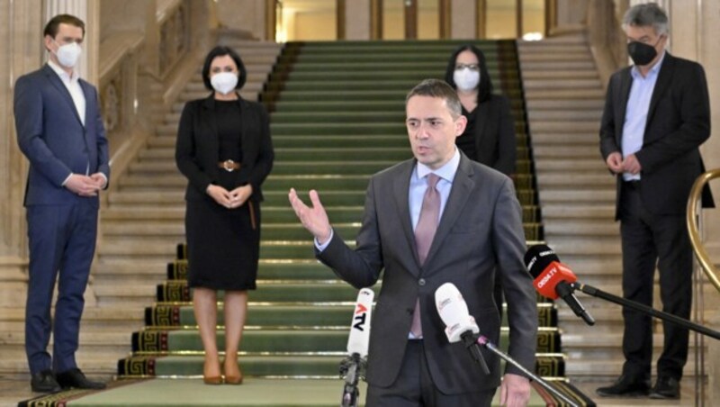 Operndirektor Bogdan Roscic mit den vier Mitgliedern der Bundesregierung (Bild: APA/Herbert Neubauer)