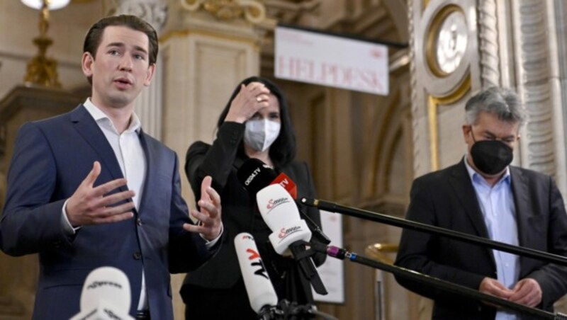 Bundeskanzler Sebastian Kurz, Kulturstaatssekretärin Andrea Mayer, Kulturminister Werner Kogler in der Staatsoper (Bild: APA/Herbert Neubauer)