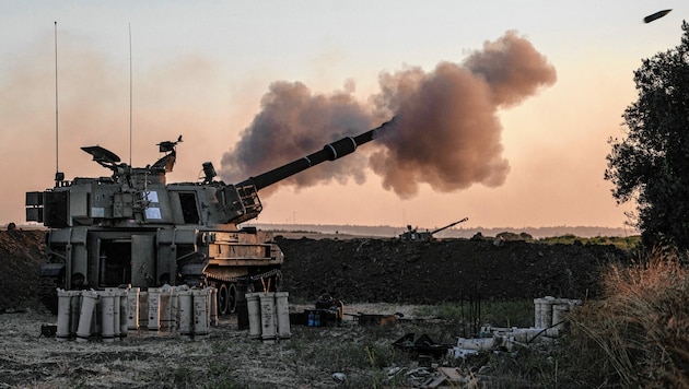 Israelische Panzer feuern auf Hamas-Ziele in Gaza (Bild: The Associated Press)