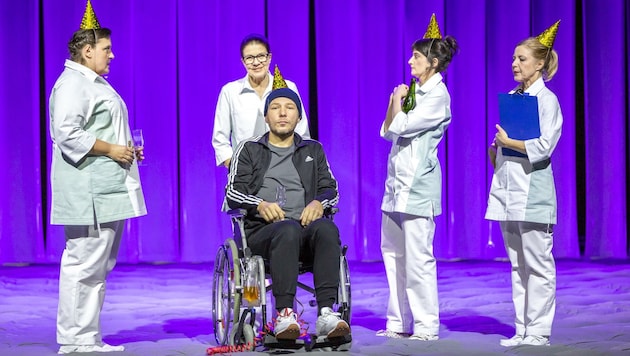 Im Schauspiel „Königin der Berge“ steht Herr Turin (Stefan Riedl) als Multiple Sklerose-Patient sehr gerne im Mittelpunkt. (Bild: Birgit Gufler)