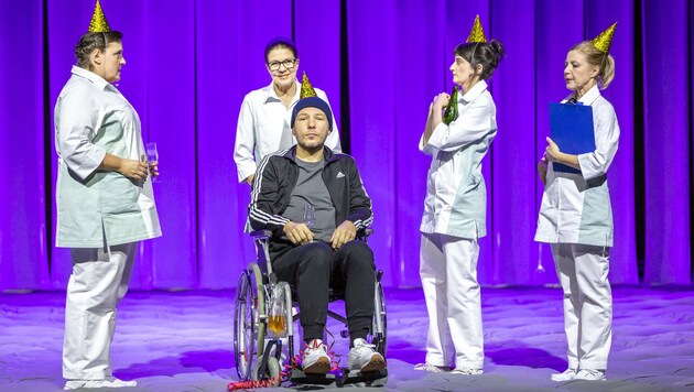 Im Schauspiel „Königin der Berge“ steht Herr Turin (Stefan Riedl) als Multiple Sklerose-Patient sehr gerne im Mittelpunkt. (Bild: Birgit Gufler)