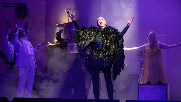 Sarah Sophia Mayer als Paradiesvogel mit dem Ensemble von „Ois Offn!“ (Bild: Karelly Lamprecht)
