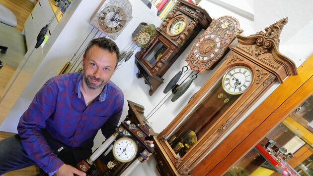 Eine Vielzahl alter Uhren erfüllt die Räumlichkeiten der Werkstatt mit einem leisen „Durcheinander-Ticken“. (Bild: Christof Birbaumer / Kronenzeitung)