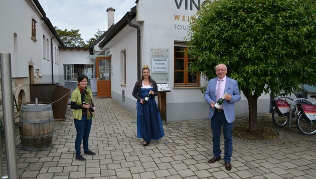 Andrea Seidl, Weinkönigin Susanne I. und Bürgermeister Hans Schrammel vor dem Weinkulturhaus. (Bild: Charlotte Titz)
