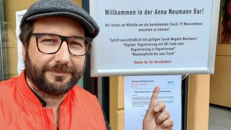 Auch Wirt Marcus Frohnwieser hat vor seiner Bar in Villach eine Checkliste für die Gäste angebracht.
 
 (Bild: Fritz Kimeswenger)