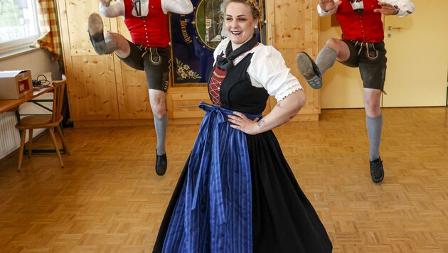 Andreas Willer, Tobias Möschl und Theresa Krispler freuen sich, regelmäßig tanzen zu können. (Bild: Tschepp Markus)