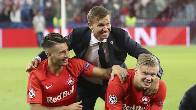 Dominik Szoboszlai (li.) und Erling Haaland (re.) mit Ex-Bullen-Trainer Jesse Marsch. (Bild: Tröster Andreas)