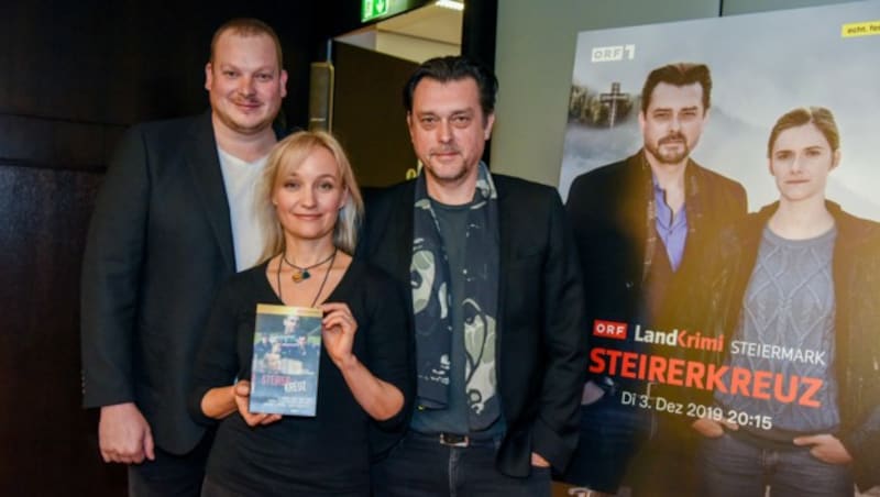 Eva Herzig mit ihrem „Steirerkrimi“-Kollegen Hary Prinz (rechts) und Autor Holger Schober (Bild: Hubert Mican / First Look / picturedesk.com)