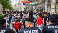 Am Samstag wurde in Wien eine Kundgebung gegen Antisemitismus abgehalten. Jugendliche wollten die Demo stören, die Polizei schritt ein. (Bild: APA/GEORG HOCHMUTH)