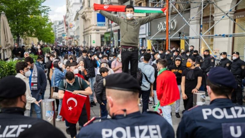 Am Samstag wurde in Wien eine Kundgebung gegen Antisemitismus abgehalten. Jugendliche wollten die Demo stören, die Polizei schritt ein. (Bild: APA/GEORG HOCHMUTH)