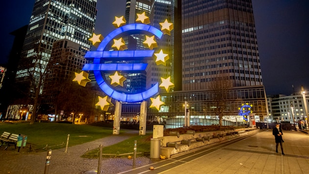 Az EKB 4,5 százalékon hagyja az irányadó kamatlábat. (Bild: The Associated Press)