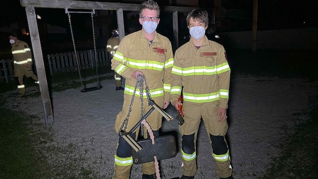Die Strasser Feuerwehrmänner mit der kaputten Schaukel
 (Bild: Zoom.Tirol)