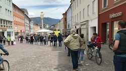 Am Villacher Nikolaiplatz kam man nach drei Stunden dran. (Bild: Peter Kleinrath)