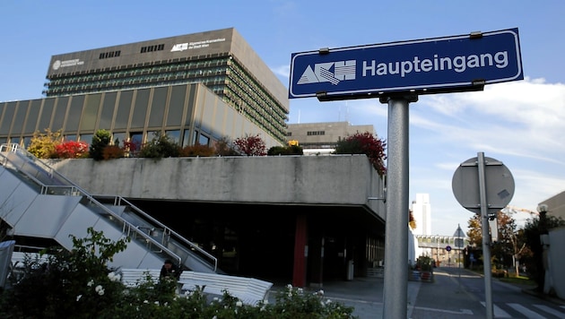 The baby was transferred from Ottakting Hospital to Vienna General Hospital - but the doctors were unable to save the boy's life. (Bild: Martin Jöchl)