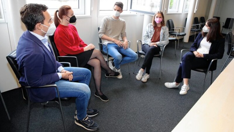 Maximilian Krauss, „Krone“-Redakteurin Sandra Schieder, Paul Stich, Anna Stürgkh und Naomi Sametinger (v.li.n.re.). Claudia Plakolm ist in Quarantäne und nahm per Video teil. (Bild: Kristian Bissuti)