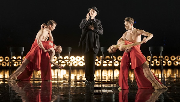 Sänger Ivan Oreščanin und das Ballettensemble der Oper Graz in „Tan(z)Go!“. (Bild: Werner Kmetitsch)