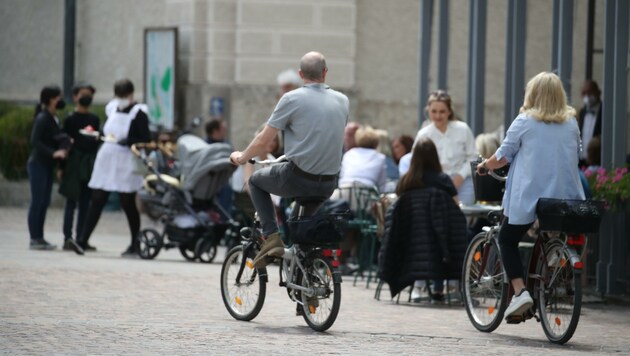 Fast vergessene Bilder: Radfahrer und Kaffeehaus-Gäste (Bild: Tröster Andreas)