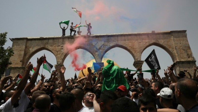 Palästinensiche Demonstranten vor der al-Aqsa-Moschee in Jerusalem (Bild: AP)