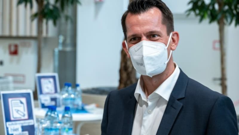 Gesundheitsminister Wolfgang Mückstein (Grüne) dämpft die Hoffnungen auf ein baldiges Ende der Maskenpflicht. (Bild: APA/FOTOKERSCHI.AT / WERNER KERSCHBAUMMAYR)