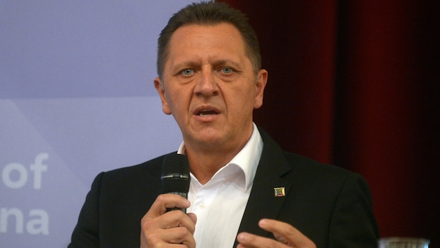 SPÖ district leader Thomas Steinhart (pictured) and his deputy Ramona Miletic were attacked with eggs at a family party. (Bild: APA/HERBERT PFARRHOFER)