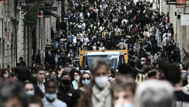 Nach den Öffnungen drängen sich die Menschen in einer Einkaufsstraße in Bordeaux. (Bild: APA/AFP/Philippe LOPEZ)