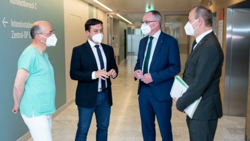 Beim gemeinsamen Austausch im Uniklinikum in St. Pölten: Christoph Hörmann, Peter Stachura, Stephan Pernkopf und Konrad Kogler, Chef der Landesgesundheitsagentur (von links) (Bild: Imre Antal)