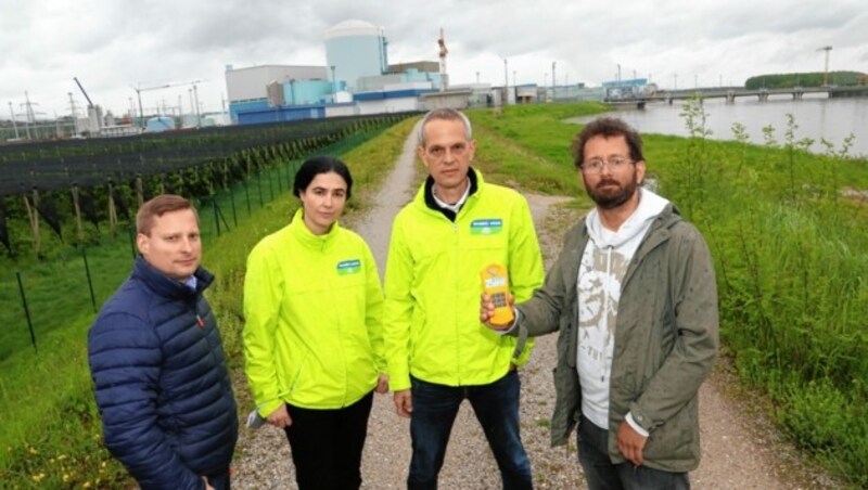 Die „Krone“-Redakteure Jörg Schwaiger (links) und Thomas Leitner (rechts) mit Lydia Matzka-Saboi und Reinhard Uhrig (Global 2000). (Bild: Rojsek-Wiedergut Uta)