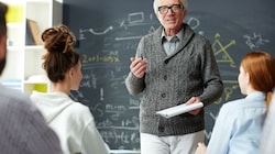 Für jeden dritten Lehrer in Volks- oder Mittelschulen und jeden zweiten Berufsschullehrer ist der Ruhestand in Sichtweite. (Bild: stock.adobe.com)