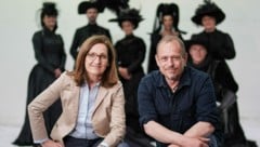 Shooting beim Art-for-Art-Kostümverleih: die Geschäftsführerin Petra Höfinger und Gery Keszler (beide getestet). (Bild: Markus Wenzel)