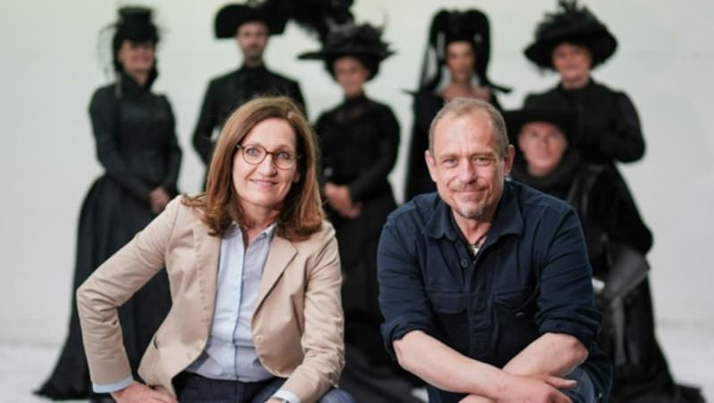 Shooting beim Art-for-Art-Kostümverleih: die Geschäftsführerin Petra Höfinger und Gery Keszler (beide getestet). (Bild: Markus Wenzel)