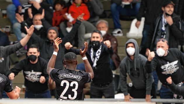Yeboah vor den Sturm-Fans (Bild: Pail Sepp)