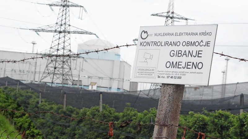 Rusty barbed wire is supposed to protect the ancient Krško nuclear power plant from intruders. (Bild: Uta Rojsek-Wiedergut)