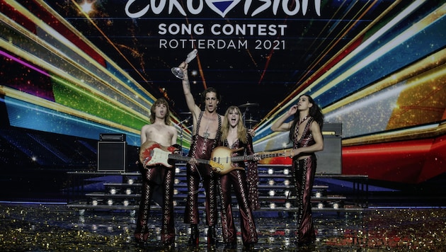 Der nächste Eurovision Song Contest findet in Italien statt: Die italienische Rockformation Måneskin triumphierte bei der 65. Ausgabe des Musikbewerbs in Rotterdam und holte die ESC-Trophäe zum dritten Mal nach Italien. (Bild: APA/AP Photo/Peter Dejong)