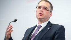 ÖVP-Klubobmann August Wöginger trat nach der Hausdurchsuchung im Bundeskanzleramt vor die Kameras. (Bild: APA/GEORG HOCHMUTH)