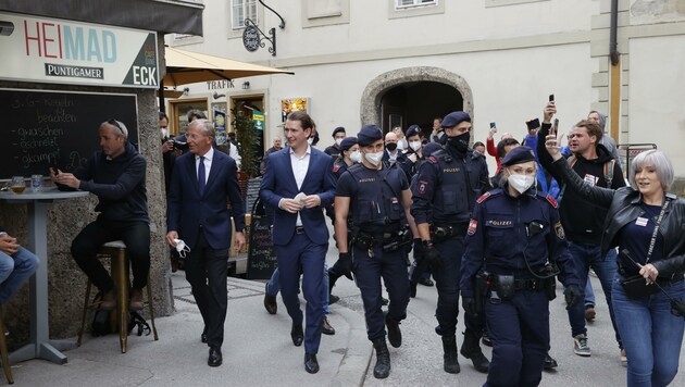Ein ganz normaler Spaziergang mit dem Landeshauptmann in der Salzburger Altstadt? Noch vor einem Jahr hat der Kanzler kein derartig großes Sicherheitsaufgebot gebraucht. (Bild: Tschepp Markus)