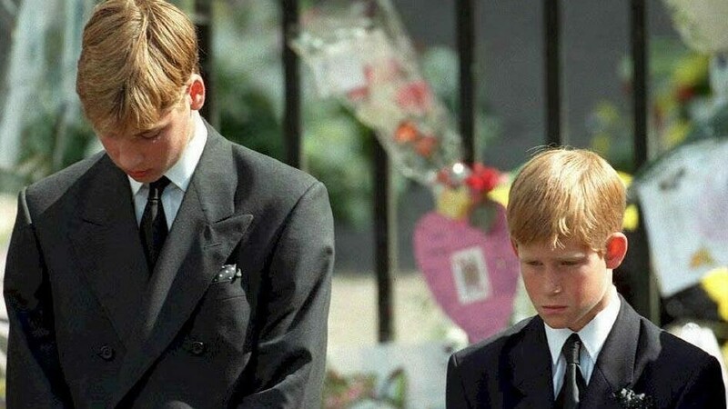 Die beiden britischen Prinzen William und Harry beim Begräbnis von Prinzessin Diana im September 1997 (Bild: AFP)