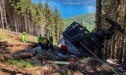 Die völlig zerstörte Gondel der Seilbahn am Lago Maggiore