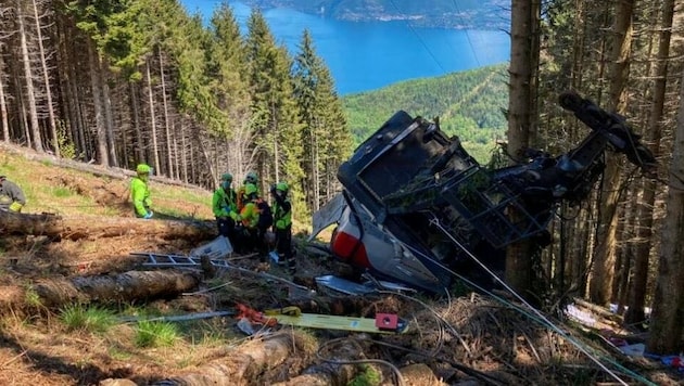 Die völlig zerstörte Gondel der Seilbahn am Lago Maggiore (Bild: Italienische Bergwacht)