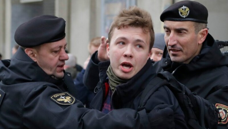 Das Foto zeigt Protassewitsch bei einer Festnahme in Minsk im März 2017. (Bild: AP)