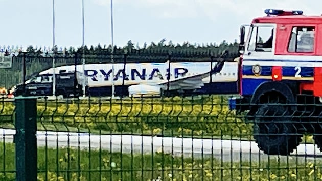 Die Ryanair-Maschine nach ihrer Zwangslandung in Minsk (Bild: AFP)